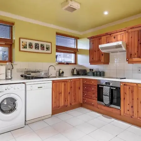 1 Bedroom Flat With Free Parking Apartment