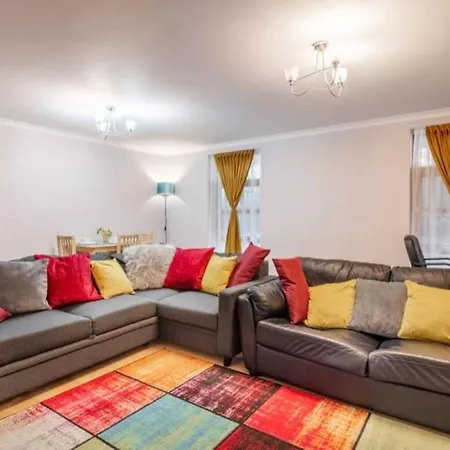 Apartment 1 Bedroom Flat With Free Parking *