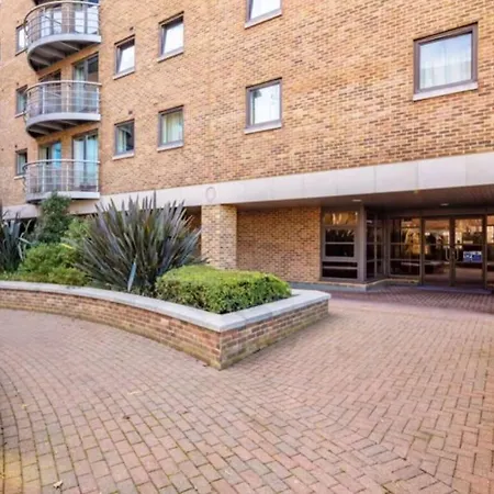 1 Bedroom Flat With Free Parking * London