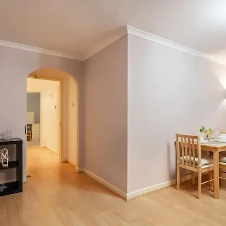Apartment 1 Bedroom Flat With Free Parking *