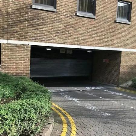 1 Bedroom Flat With Free Parking Apartment *