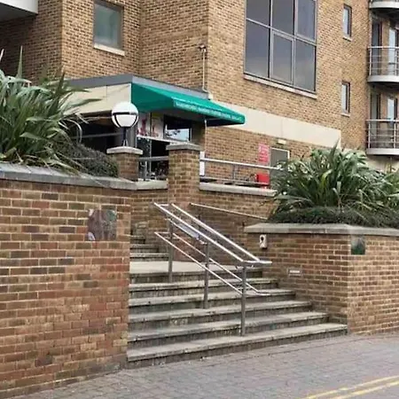 Apartment 1 Bedroom Flat With Free Parking London