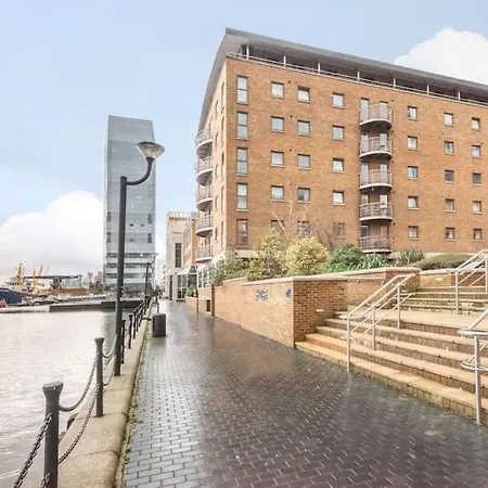 Apartment 1 Bedroom Flat With Free Parking *
