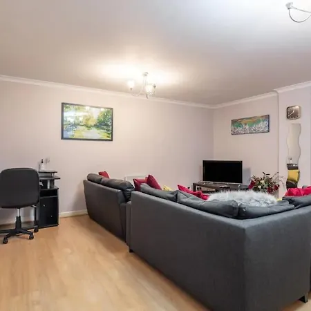 1 Bedroom Flat With Free Parking *