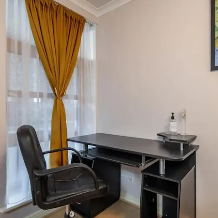 1 Bedroom Flat With Free Parking *