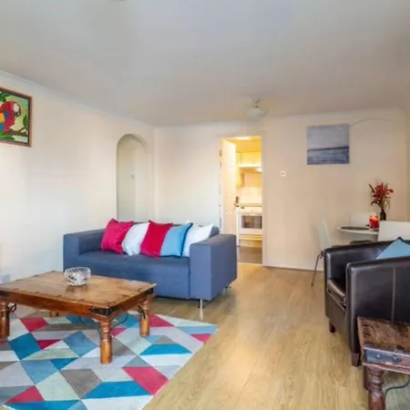 Apartment 1 Bedroom Flat With Free Parking London