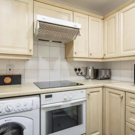 1 Bedroom Flat With Free Parking *