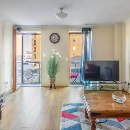 1 Bedroom Flat With Free Parking * London