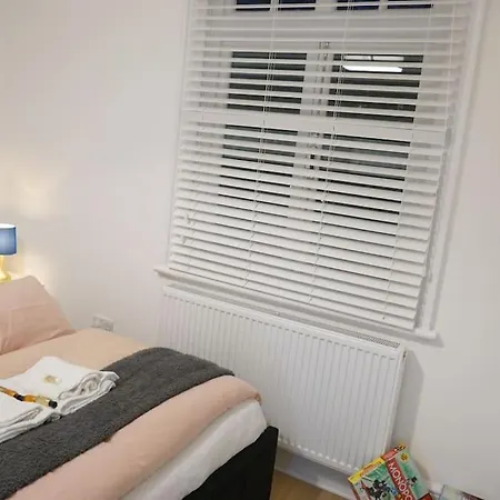 3 Bed 2 Bath Apartment *