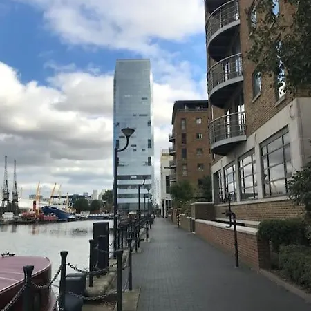 1 Bedroom Flat With Free Parking *
