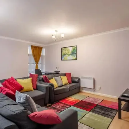 1 Bedroom Flat With Free Parking Apartment *