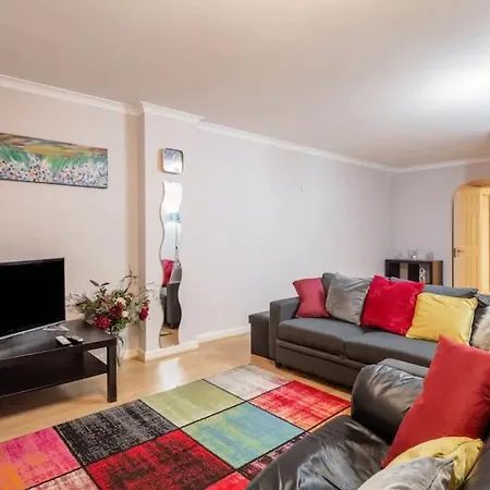 1 Bedroom Flat With Free Parking Apartment *