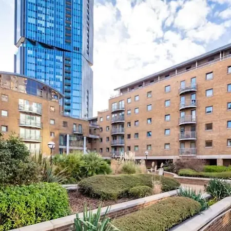 1 Bedroom Flat With Free Parking * London