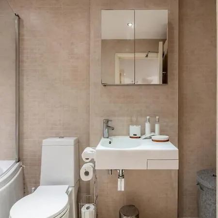 1 Bedroom Flat With Free Parking *