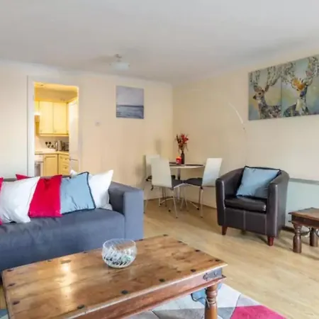 1 Bedroom Flat With Free Parking Apartment