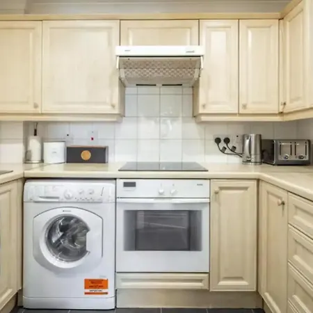 1 Bedroom Flat With Free Parking Apartment