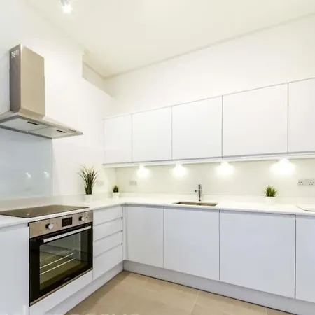 3 Bed 2 Bath Apartment *