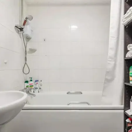 1 Bedroom Flat With Free Parking Apartment *
