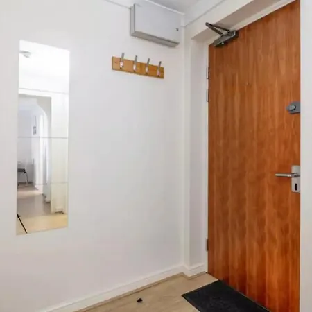 1 Bedroom Flat With Free Parking * London