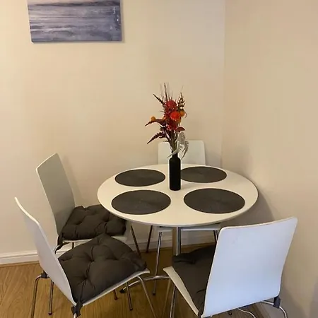 1 Bedroom Flat With Free Parking Apartment