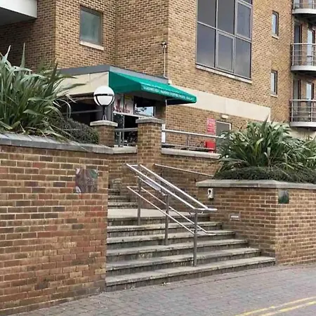 1 Bedroom Flat With Free Parking * London