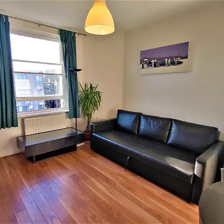 Bright Near Hyde Park Sleeps 4 *
