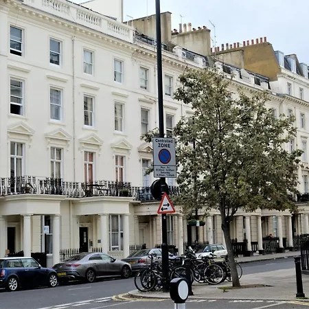 Apartment Bright Near Hyde Park Sleeps 4 London