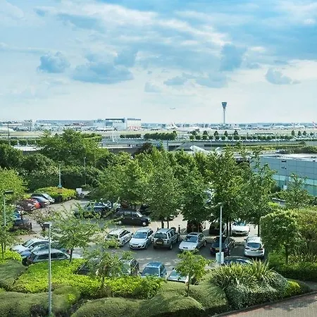 Renaissance London Heathrow מלון 4*