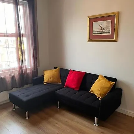 2 Bed Flat In Canning Town Apartment *