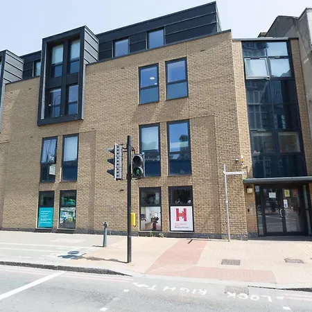 Zeni Studio, The Hub Vauxhall Apartment *