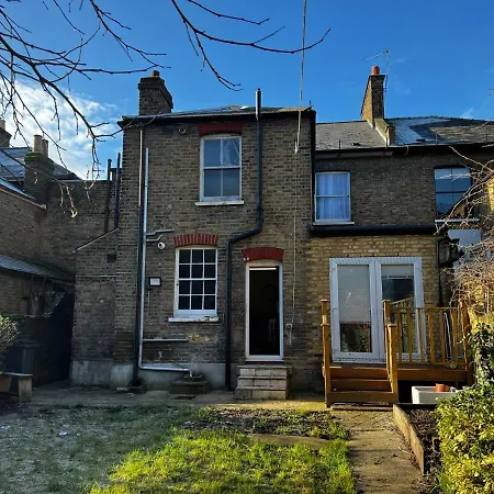 Spacious 5 Bedroom House With Garden + Parking - Amazing Location