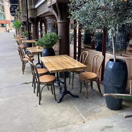 Entire Boat At St Katherine Docks 2 Available Select Using Options 보트호텔 런던