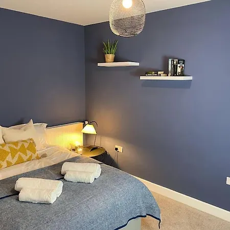 1 Bedroom Apartment, Excellent Location Apartment Hounslow