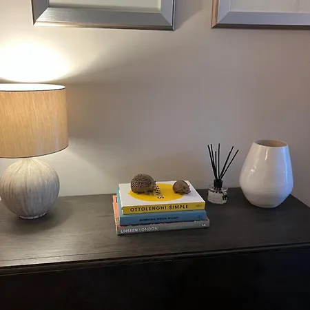 Apartment 2 Bedroom Just Off Kings Road *