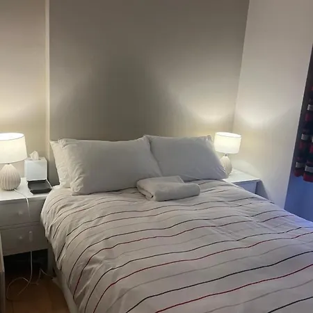 2 Bedroom Just Off Kings Road Apartmán