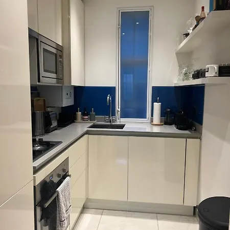 2 Bedroom Just Off Kings Road