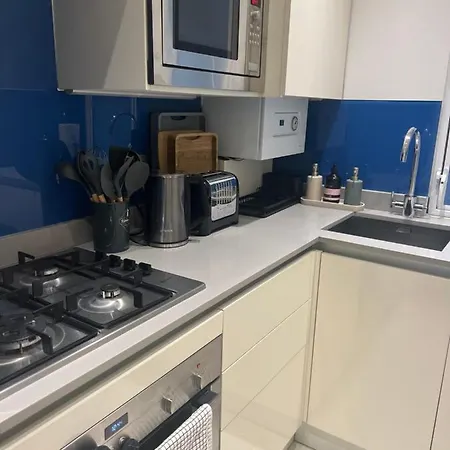 2 Bedroom Just Off Kings Road