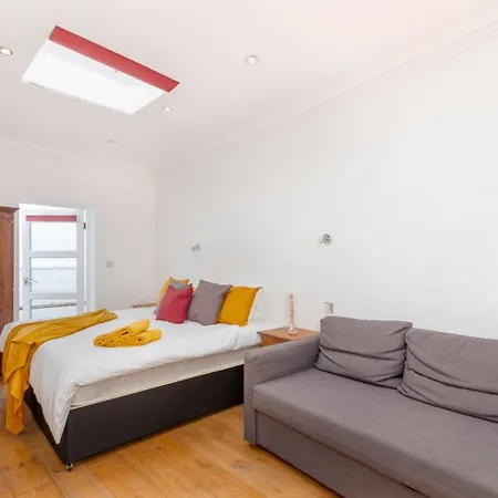Modern 2 Bed Angel