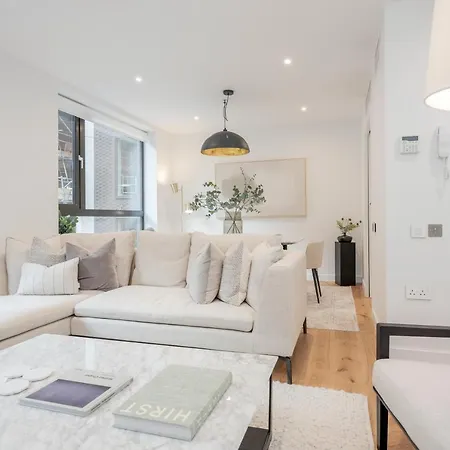 Luxury Mayfair Townhouse With A/c 3br 3ba Holiday home