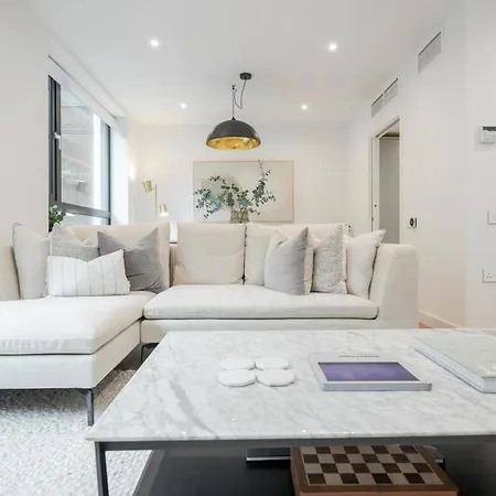 Luxury Mayfair Townhouse With A/c 3br 3ba Holiday home *