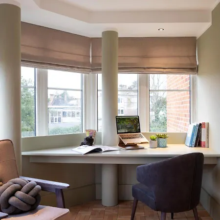 Stylish Studios, Southfields Station - Sk London