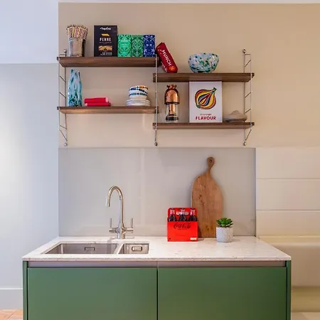Stylish Studios, Southfields Station - Sk *