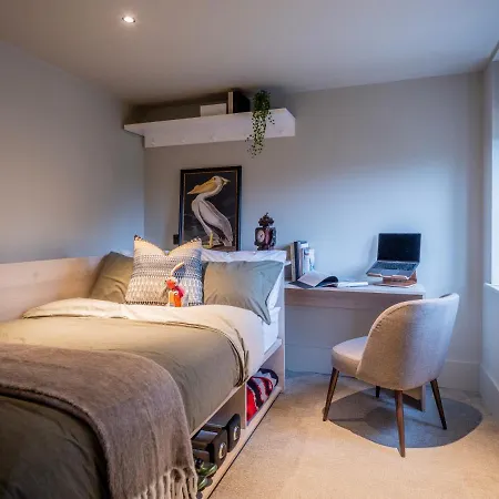 Stylish Studios, Southfields Station - Sk *