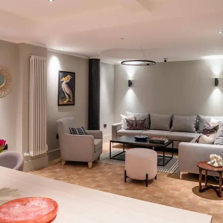 Stylish Studios, Southfields Station - Sk