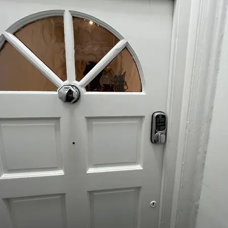 In Modernised Victorian House Guest house Croydon