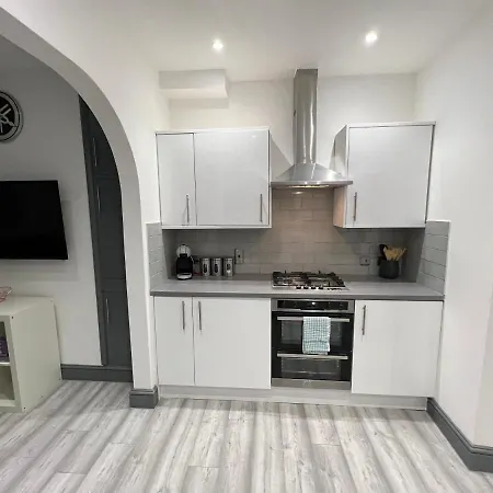 In Modernised Victorian House * Croydon