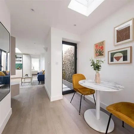 Cozy Leyton House With Garden And Small Terrace