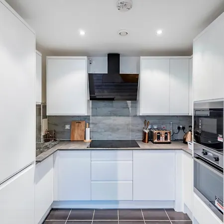 Modern 2bed 2bath Stratford *