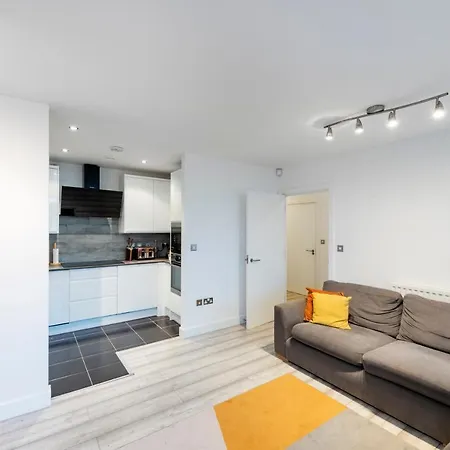 Modern 2bed 2bath Stratford