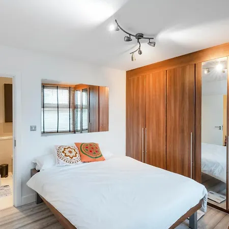 Modern 2bed 2bath Stratford * London
